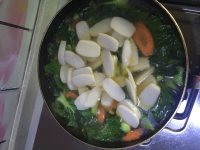 美味的青菜年糕汤
