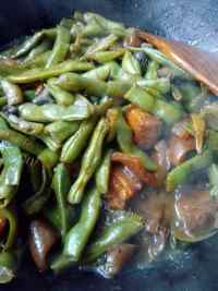 美味的五花肉炖豆角做法图解10)