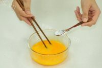 自制胡萝卜鸡蛋饼做法图解2)