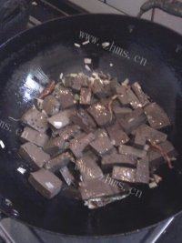 「美味可口」韭菜炒猪血做法图解4)