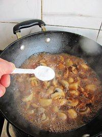 家常菜蘑菇红烧肉做法图解12)