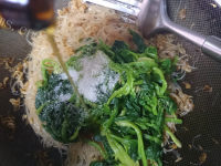 可口的虾皮粉丝拌菠菜做法图解10)
