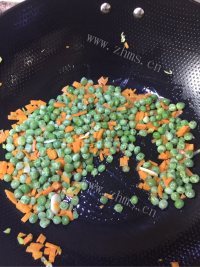 热腾腾的豌豆胡萝卜炒肉做法图解2)