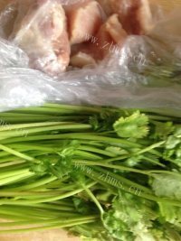 家常菜香菜炒肉丝做法图解1)