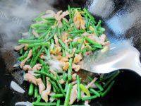 家常菜肉丝炒豇豆做法图解6)