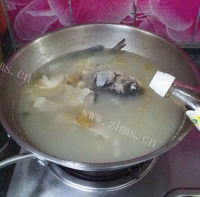 自制鱼头鱼骨汤做法图解6)