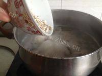 美味的胡萝卜山药鲫鱼汤做法图解7)