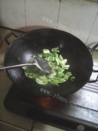 家常菜辣椒炒牛肉做法图解3)