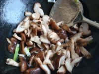 香飘十里的香菇炒肉做法图解3)