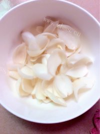 美味的薏米银耳百合汤做法图解7)