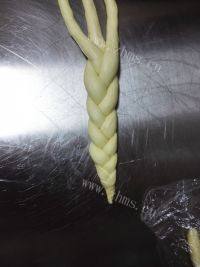 不腻的香葱芝士辫子面包做法图解10)