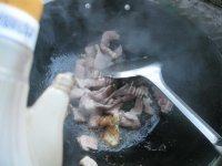 家常黄花菜炒肉做法图解7)