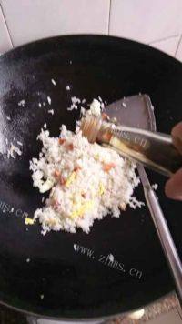 口感不错的蛋炒饭做法图解6)