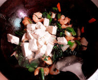 美味的白菜虾仁烩豆腐的做法图解七