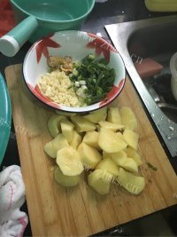排骨炖土豆做法图解2)