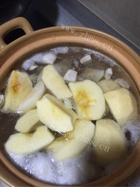 美味的苹果雪梨瘦肉汤做法图解5)