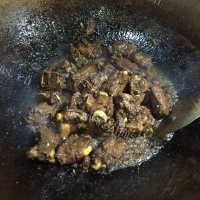 特下饭的红烧排骨做法图解7)