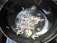 家常菜肉丝炒豇豆做法图解2)