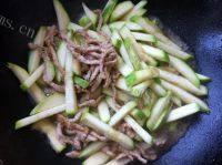 家常菜西葫芦炒肉丝做法图解5)