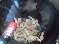 家常菜五花肉炒辣白菜做法图解7)