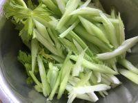 家常菜西芹炒肉片做法图解1)