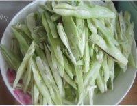 美味的酸辣豆角做法图解3)