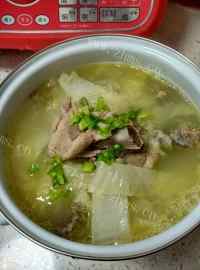 美味的白菜骨头浓汤做法图解5)