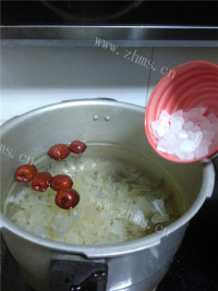 美味山楂银耳汤做法图解5)