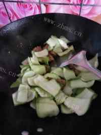 美味猪肉炒油菜做法图解4)