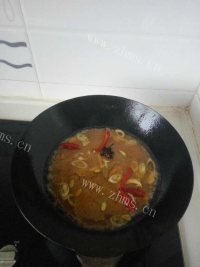 美味的酱炖鲫鱼做法图解7)