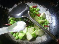 家常菜丝瓜炒毛豆做法图解10)