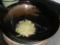 诱人的木耳炒油菜做法图解6)