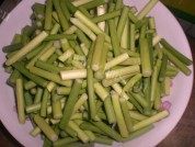 美味的蒜苔炒肉片做法图解1)