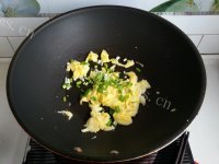家常菜豌豆苗炒鸡蛋做法图解7)