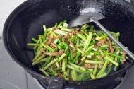 「DIY美食」蒜薹炒肉做法图解7)