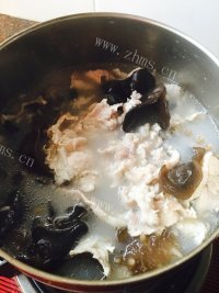 好吃的海参木耳瘦肉汤做法图解7)