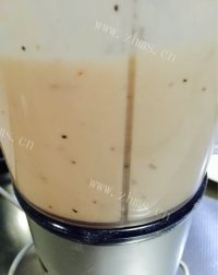 色味俱佳的水果奶昔做法图解4)