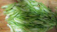 家常菜素炒芹菜做法图解1)