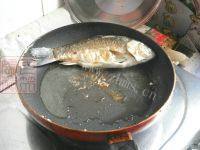 美味铁锅炖鱼贴饼子做法图解3)