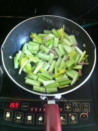 家常肉炒芹菜做法图解2)