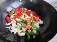 家常菜腊肉炒花菜做法图解7)
