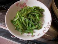 味道十足的四季豆炒肉做法图解4)