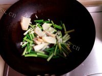 美味营养的蒜薹炒茧蛹做法图解2)