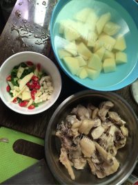 家常菜土豆炖鸡肉做法图解2)