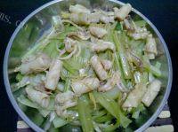 色泽光亮的芹菜炒鱿鱼