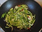 美滋滋的蒜苔炒豆腐做法图解6)