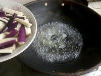 口感好的茄子炒豆角做法图解7)