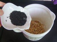 养颜黑芝麻核桃豆浆做法图解3)