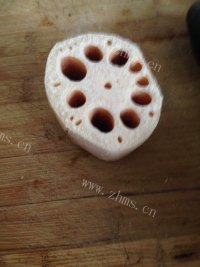 美味的竹芛莲菜炒肉做法图解3)