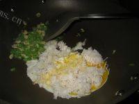 自制虾皮炒饭做法图解5)